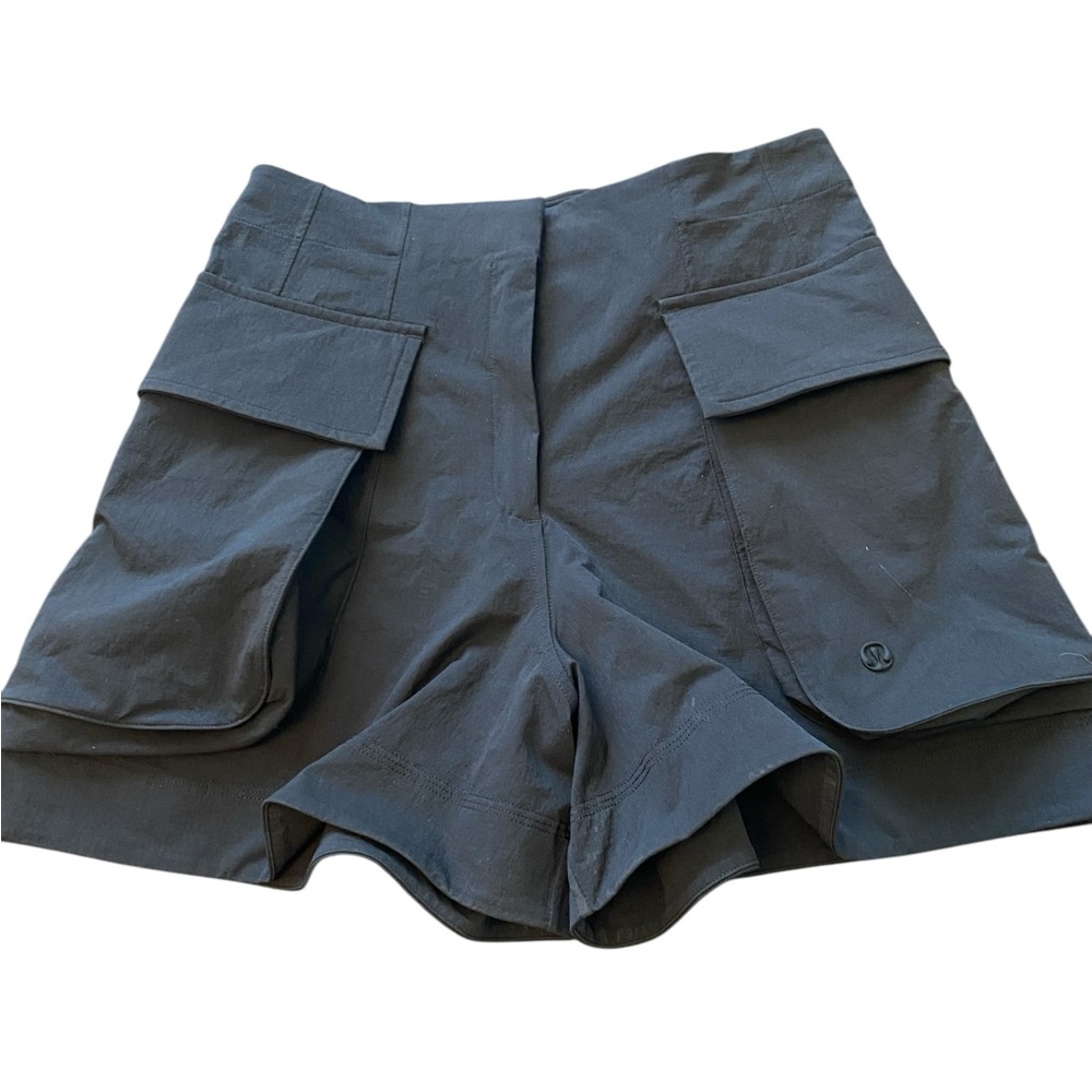 Lululemon Relaxed Fit Super High-rise Cargo shorts